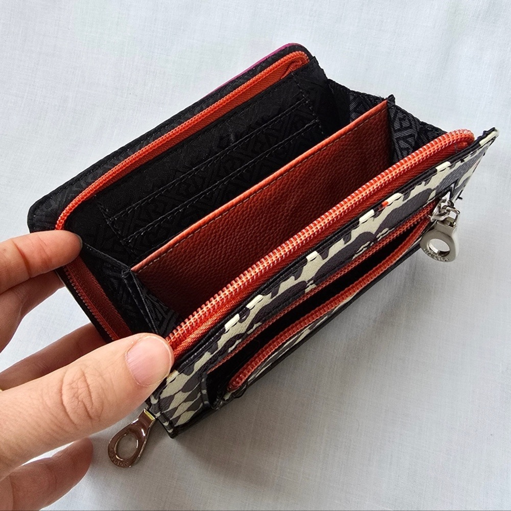 Chic Checkered Wallet with Vibrant Interior